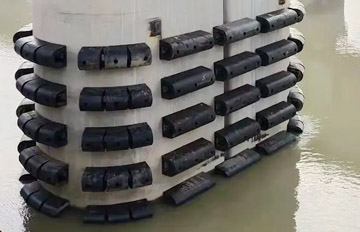 橡膠護舷具備延展性好、吸性能高